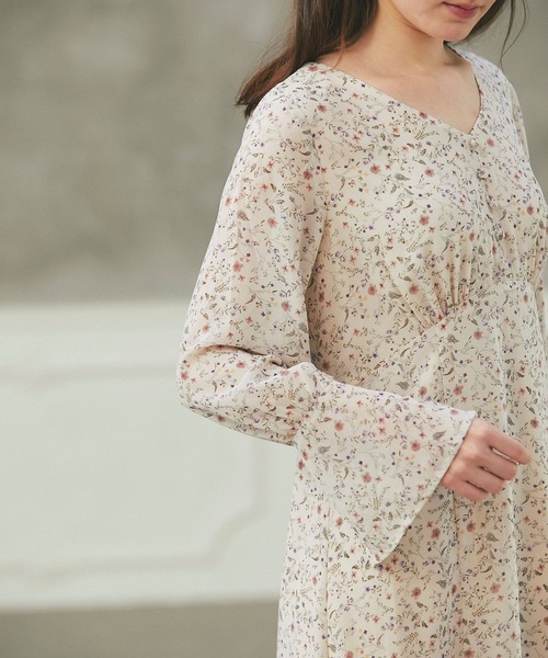 tocco closet(トッコ クローゼット)の「フレアスリーブフラワープリントワンピース(ワンピース・レディース・ベージュ・M)」の4枚目の写真
