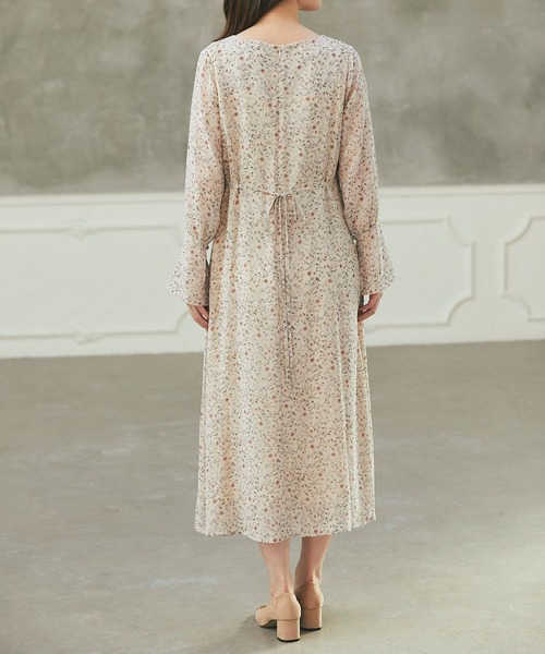 tocco closet(トッコ クローゼット)の「フレアスリーブフラワープリントワンピース(ワンピース・レディース・ベージュ・M)」の16枚目の写真