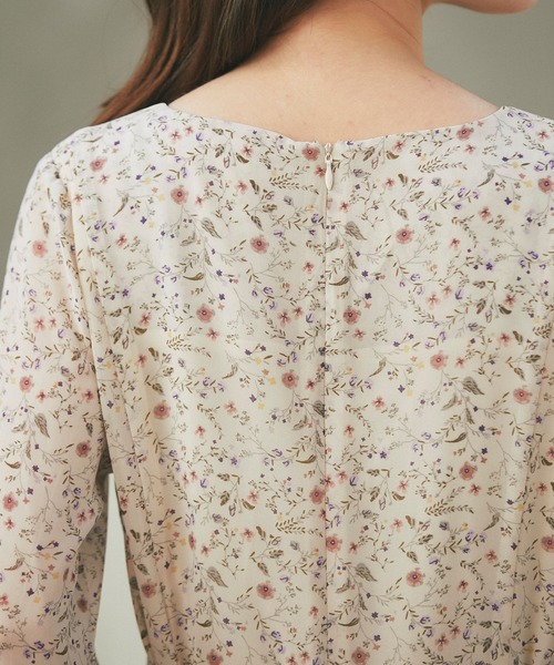 tocco closet(トッコ クローゼット)の「フレアスリーブフラワープリントワンピース(ワンピース・レディース・ベージュ・M)」の19枚目の写真