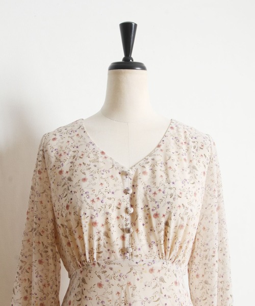 tocco closet(トッコ クローゼット)の「フレアスリーブフラワープリントワンピース(ワンピース・レディース・ベージュ・M)」の5枚目の写真