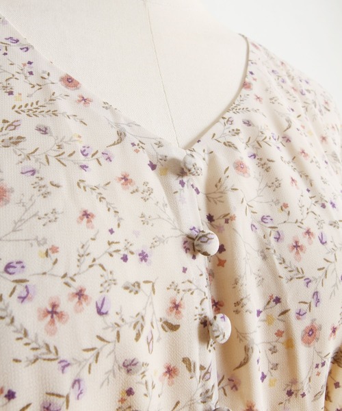 tocco closet(トッコ クローゼット)の「フレアスリーブフラワープリントワンピース(ワンピース・レディース・ベージュ・M)」の12枚目の写真