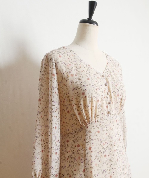 tocco closet(トッコ クローゼット)の「フレアスリーブフラワープリントワンピース(ワンピース・レディース・ベージュ・M)」の18枚目の写真