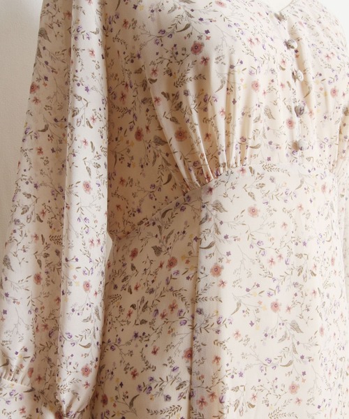 tocco closet(トッコ クローゼット)の「フレアスリーブフラワープリントワンピース(ワンピース・レディース・ベージュ・M)」の6枚目の写真