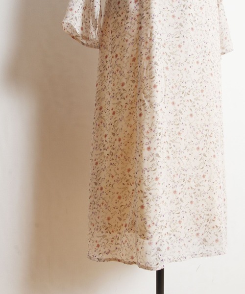 tocco closet(トッコ クローゼット)の「フレアスリーブフラワープリントワンピース(ワンピース・レディース・ベージュ・M)」の9枚目の写真