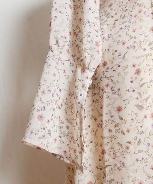 tocco closet(トッコ クローゼット)の「フレアスリーブフラワープリントワンピース(ワンピース・レディース・ベージュ・M)」の15枚目の写真