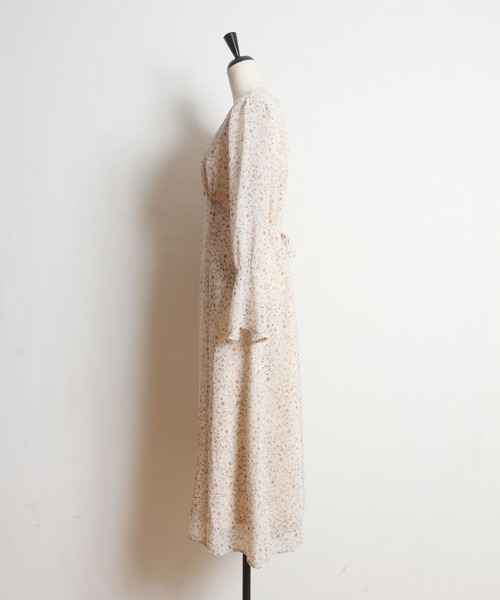 tocco closet(トッコ クローゼット)の「フレアスリーブフラワープリントワンピース(ワンピース・レディース・ベージュ・M)」の8枚目の写真