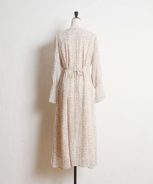 tocco closet(トッコ クローゼット)の「フレアスリーブフラワープリントワンピース(ワンピース・レディース・ベージュ・M)」の17枚目の写真