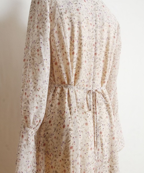 tocco closet(トッコ クローゼット)の「フレアスリーブフラワープリントワンピース(ワンピース・レディース・ベージュ・M)」の3枚目の写真