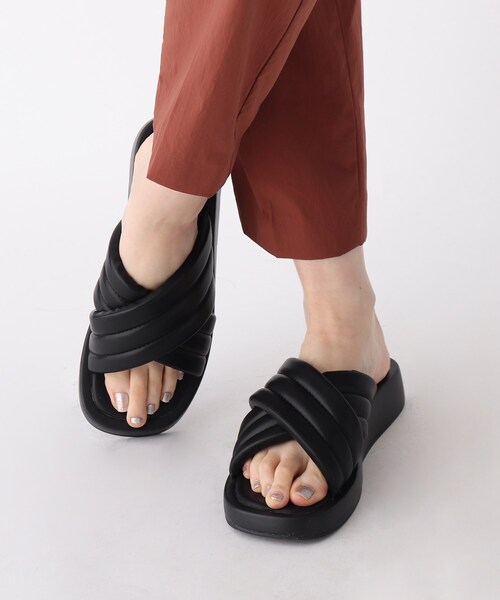 AG by aquagirl(エージーバイアクアガール)の「◆ボリュームクロスサンダル(サンダル・レディース・オフホワイト/ブラック・02/03)」の2枚目の写真