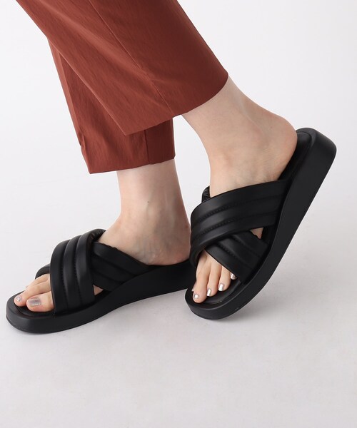 AG by aquagirl(エージーバイアクアガール)の「◆ボリュームクロスサンダル(サンダル・レディース・オフホワイト/ブラック・02/03)」の4枚目の写真