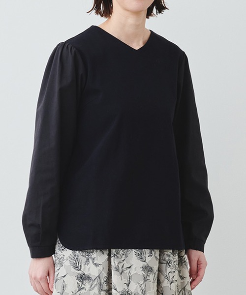 IEDIT（イディット）の「きちんとシャツ見えしてらくちん　ふんわり異素材袖の抗菌防臭カットソートップス（Tシャツ/カットソー・レディース・ブラック/アイボリー・SMALL/MEDIUM/LARGE/X-LARGE/XX-LARGE）」の2枚目の写真