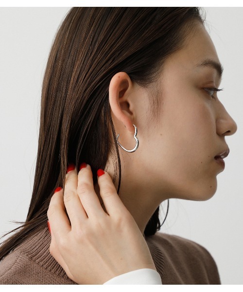 AZUL by moussy（アズールバイマウジー）の「HEART MOTIF EARRINGS/ハートモチーフイヤリング（ピアス（両耳用）・レディース・ゴールド系その他/シルバー・FREE）」の8枚目の写真
