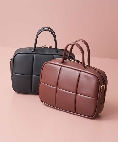 a.v.v(アーヴェヴェ)の「キルティングミニボストン(ボストンバッグ・レディース・ブラック/ブラウン・38)」の1枚目の写真