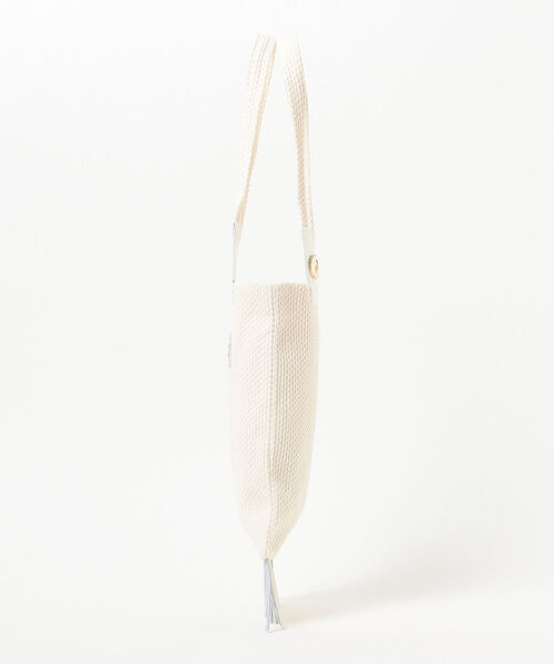 Ray BEAMS（レイビームス）の「FUMIE＝TANAKA × Ray BEAMS / 別注 コンチョ バッグ（トートバッグ・レディース・ホワイト・ONE SIZE）」の4枚目の写真