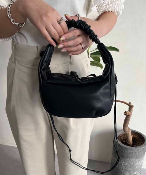 CAPRICIEUX LE'MAGE（カプリシューレマージュ）の「ギャザーハーフラウンドバッグ（ハンドバッグ・レディース・アイボリー/ブルー/グリーン/ブラック・FREE）」の3枚目の写真