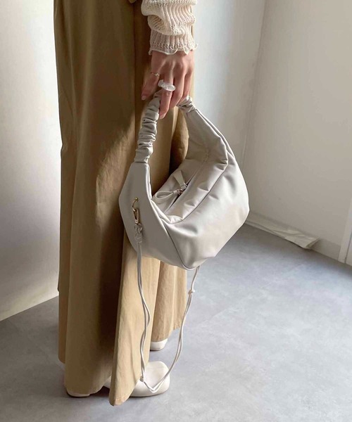 CAPRICIEUX LE'MAGE（カプリシューレマージュ）の「ギャザーハーフラウンドバッグ（ハンドバッグ・レディース・アイボリー/ブルー/グリーン/ブラック・FREE）」の17枚目の写真