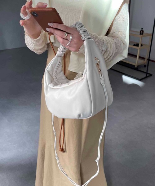 CAPRICIEUX LE'MAGE（カプリシューレマージュ）の「ギャザーハーフラウンドバッグ（ハンドバッグ・レディース・アイボリー/ブルー/グリーン/ブラック・FREE）」の5枚目の写真