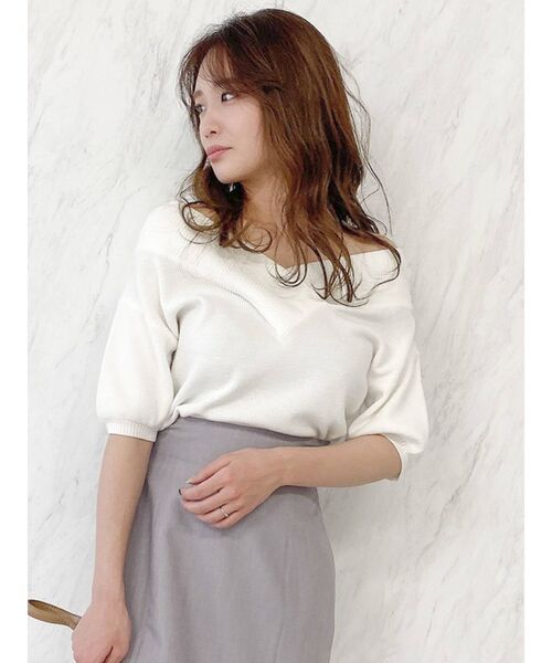 dazzlin（ダズリン）の「Vネックリブハーフスリーブトップス（ニット/セーター・レディース・ブラック/オフホワイト/ブルー/グリーン/モカ・FREE）」の2枚目の写真