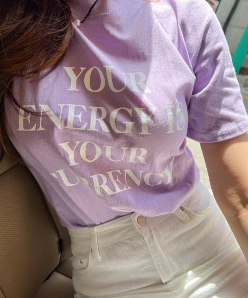 NANING9（ナンニング）の「NANING9 英字レタリングT-シャツ（Tシャツ/カットソー・レディース・ホワイト/ブラック/ライトグリーン/バイオレット・FREE）」の7枚目の写真