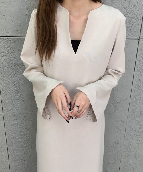 ECLIN（エクラン）の「袖スリットキーネックタイトワンピース（ワンピース・レディース・ブラック/ベージュ・S/M）」の2枚目の写真