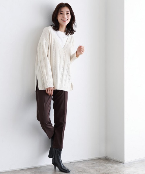 ケーブル柄深Vネックニット