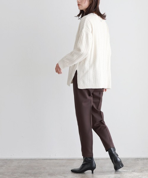 ケーブル柄深Vネックニット