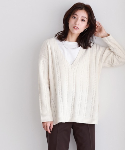 ケーブル柄深Vネックニット