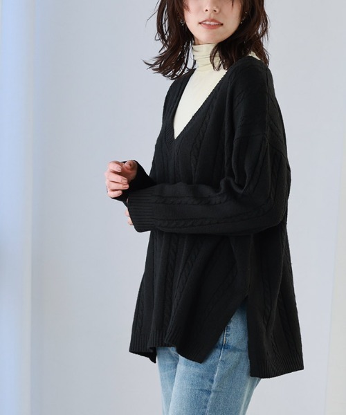 ケーブル柄深Vネックニット