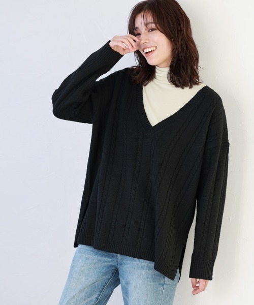 ケーブル柄深Vネックニット