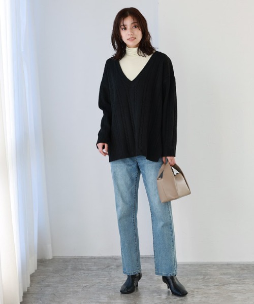 ケーブル柄深Vネックニット