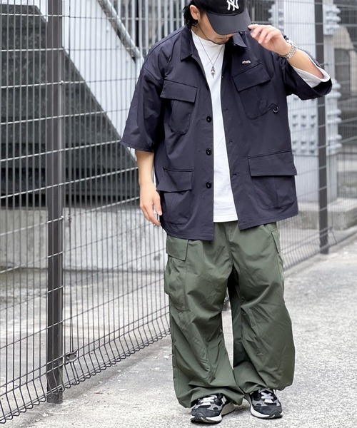 Java(ジャバ)の「《JaVaジャバ 別注》高機能素材AIR GRID TECH使用 吸水速乾・抗菌防臭 オーバーサイズミリタリーシャツ(セットアップ可能)(シャツ/ブラウス・メンズ・ブラック/カーキ/ブルー・LARGE/X-LARGE/SMALL/MEDIUM)」の4枚目の写真