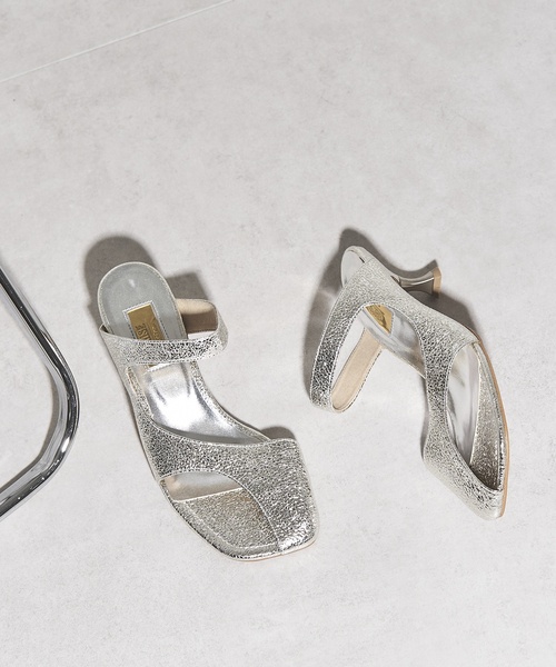 GRISE（グリーズ）の「GRISE 5.5cmレザーアシメカットミュールサンダル（サンダル・レディース・シルバー/ベージュ/ブラック系その他・MEDIUM/X-LARGE/LARGE/SMALL）」の3枚目の写真