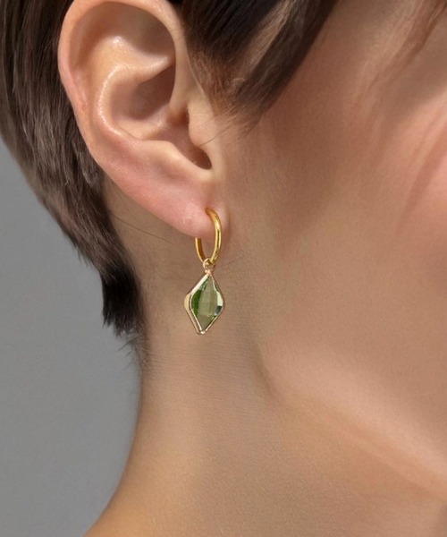 tone(トーン)の「【As】【アレルギー対応】ゆらゆら 小ぶりフープ カラフルストーンイヤリング(サージカルステンレス)(MA)(イヤリング・レディース・ブラウン/イエロー/グリーン系その他2/ブルー系その他2/パープル/ブルー/グリーン/レッド/ピンク/グリーン系3/クリア・FREE)」の4枚目の写真