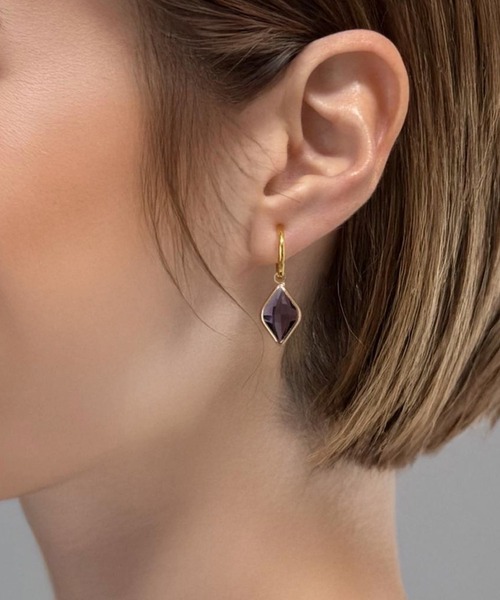 tone(トーン)の「【As】【アレルギー対応】ゆらゆら 小ぶりフープ カラフルストーンイヤリング(サージカルステンレス)(MA)(イヤリング・レディース・ブラウン/イエロー/グリーン系その他2/ブルー系その他2/パープル/ブルー/グリーン/レッド/ピンク/グリーン系3/クリア・FREE)」の7枚目の写真