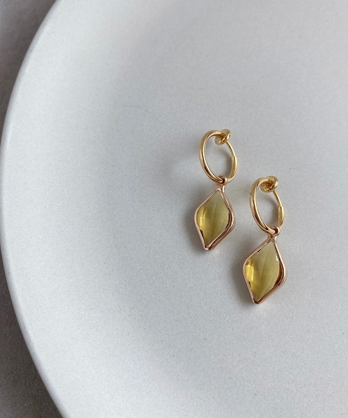 tone(トーン)の「【As】【アレルギー対応】ゆらゆら 小ぶりフープ カラフルストーンイヤリング(サージカルステンレス)(MA)(イヤリング・レディース・ブラウン/イエロー/グリーン系その他2/ブルー系その他2/パープル/ブルー/グリーン/レッド/ピンク/グリーン系3/クリア・FREE)」の8枚目の写真