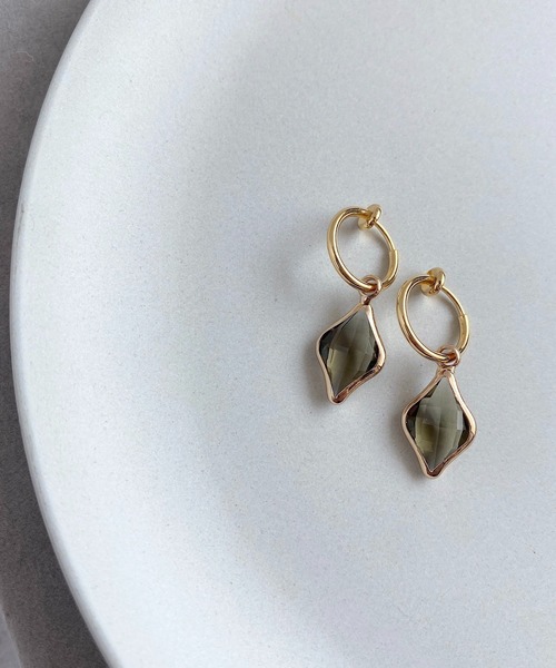 tone(トーン)の「【As】【アレルギー対応】ゆらゆら 小ぶりフープ カラフルストーンイヤリング(サージカルステンレス)(MA)(イヤリング・レディース・ブラウン/イエロー/グリーン系その他2/ブルー系その他2/パープル/ブルー/グリーン/レッド/ピンク/グリーン系3/クリア・FREE)」の3枚目の写真