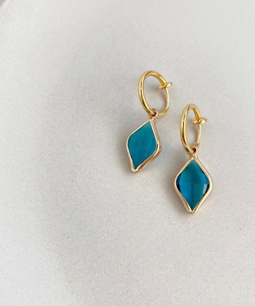 tone(トーン)の「【As】【アレルギー対応】ゆらゆら 小ぶりフープ カラフルストーンイヤリング(サージカルステンレス)(MA)(イヤリング・レディース・ブラウン/イエロー/グリーン系その他2/ブルー系その他2/パープル/ブルー/グリーン/レッド/ピンク/グリーン系3/クリア・FREE)」の6枚目の写真