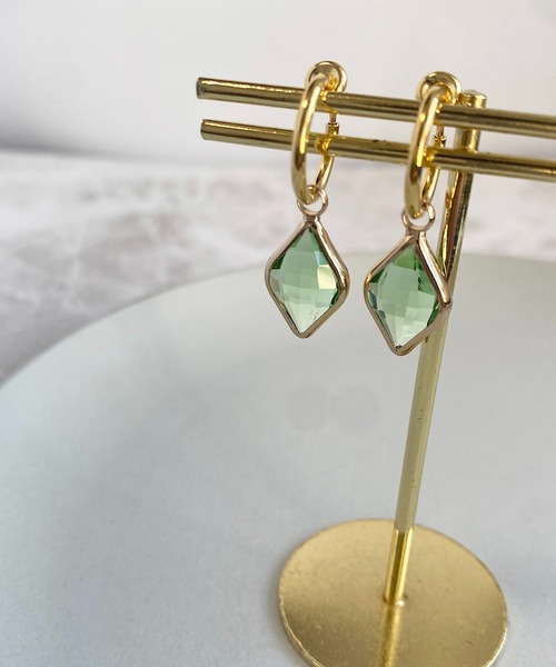 tone(トーン)の「【As】【アレルギー対応】ゆらゆら 小ぶりフープ カラフルストーンイヤリング(サージカルステンレス)(MA)(イヤリング・レディース・ブラウン/イエロー/グリーン系その他2/ブルー系その他2/パープル/ブルー/グリーン/レッド/ピンク/グリーン系3/クリア・FREE)」の22枚目の写真