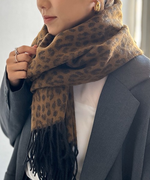 Yves Saint Laurent ヒョウ柄ストール　マフラー CASSANDRE LARGE SQUARE SCARF IN WOOL TWILL in Black | Saint