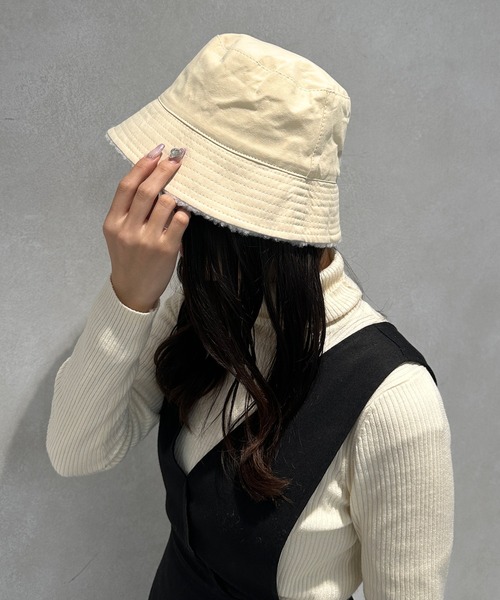 kutir(クティール)の「リバーシブルボアバケットハット(ハット・レディース・ホワイト/ブラック・FREE)」の4枚目の写真
