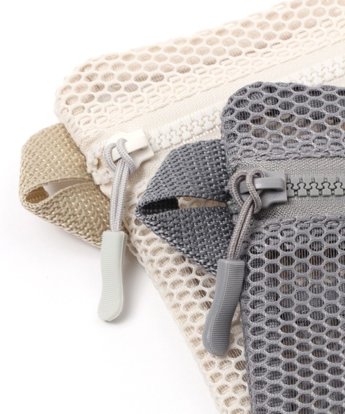 LAKOLE（ラコレ）の「メッシュフラットポーチ(S) / 100039（ポーチ・レディース・アイボリー/グレー/チャコール・FREE）」の10枚目の写真