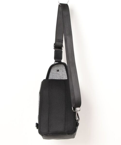 TAKA-Q（タカキュー）の「【両掛け仕様】タカキュー 斜めZIP ボディバッグ（ボディバッグ/ウエストポーチ・メンズ・グレー/ブラック・FREE）」の3枚目の写真