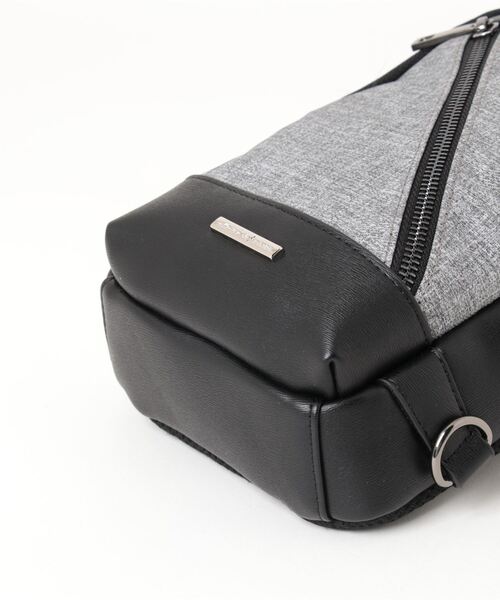 TAKA-Q（タカキュー）の「【両掛け仕様】タカキュー 斜めZIP ボディバッグ（ボディバッグ/ウエストポーチ・メンズ・グレー/ブラック・FREE）」の4枚目の写真