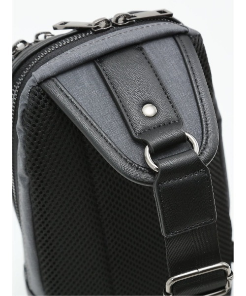 TAKA-Q（タカキュー）の「【両掛け仕様】タカキュー 斜めZIP ボディバッグ（ボディバッグ/ウエストポーチ・メンズ・グレー/ブラック・FREE）」の15枚目の写真