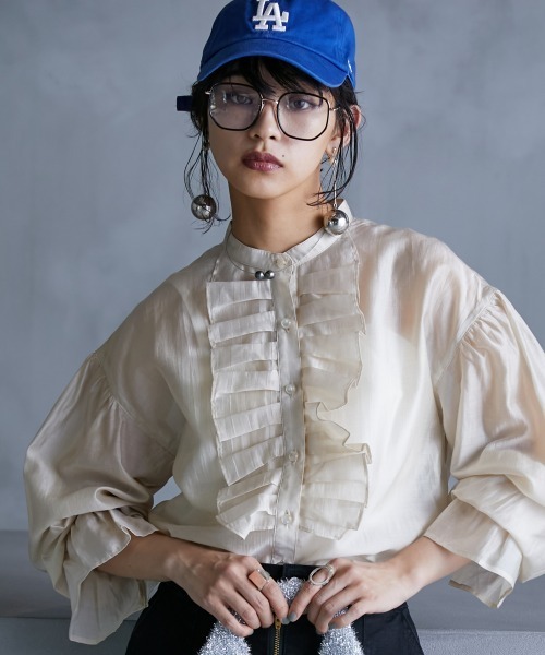 GEVS.（ジェイヴィス）の「＜大きいサイズ＞ フリルシアーブラウス GEVS.（シャツ/ブラウス・レディース・グレー/ベージュ・L/LL/3L/4L/5L）」の2枚目の写真