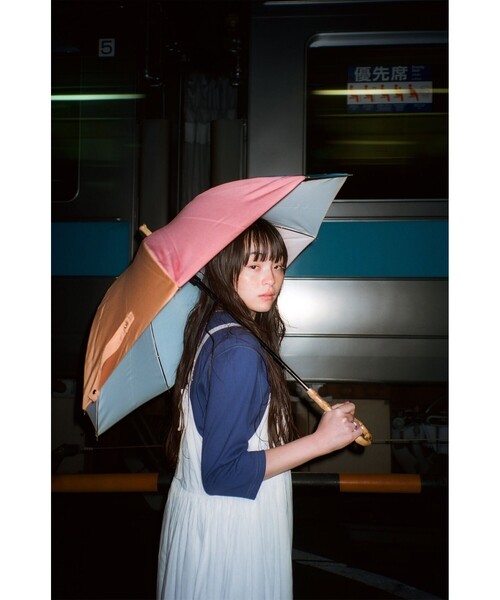 BEAMS BOY（ビームスボーイ）の「BEAMS BOY / 晴雨兼用 カラフル 長傘（長傘・レディース・その他/ネイビー・ONE SIZE）」の2枚目の写真