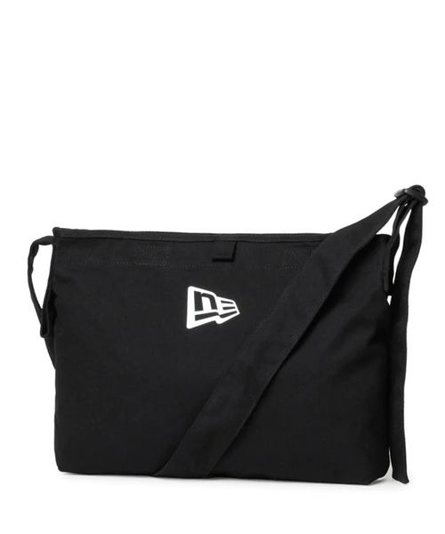 NEW ERA（ニューエラ）の「NEW ERA/ニューエラ ショルダーバック CANVAS SHOULDER BAG フラッグロゴ 8L 14108408（ショルダーバッグ・メンズ・アイボリー/ブラック・FREE）」の2枚目の写真