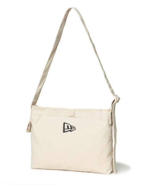 NEW ERA（ニューエラ）の「NEW ERA/ニューエラ ショルダーバック CANVAS SHOULDER BAG フラッグロゴ 8L 14108408（ショルダーバッグ・メンズ・アイボリー/ブラック・FREE）」の3枚目の写真
