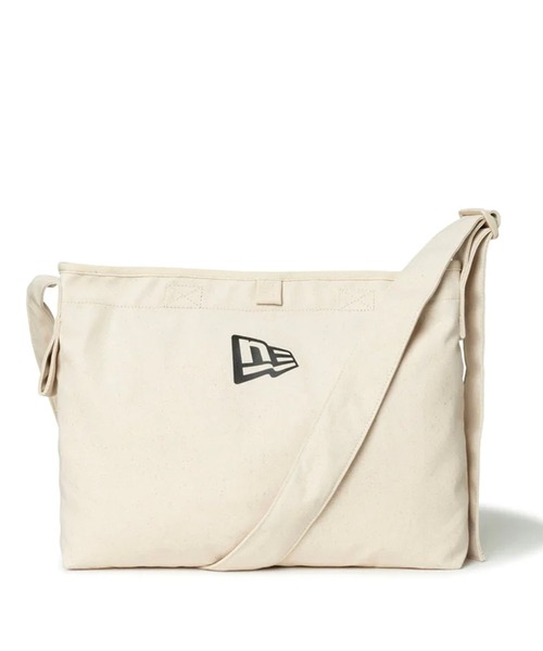 NEW ERA（ニューエラ）の「NEW ERA/ニューエラ ショルダーバック CANVAS SHOULDER BAG フラッグロゴ 8L 14108408（ショルダーバッグ・メンズ・アイボリー/ブラック・FREE）」の4枚目の写真