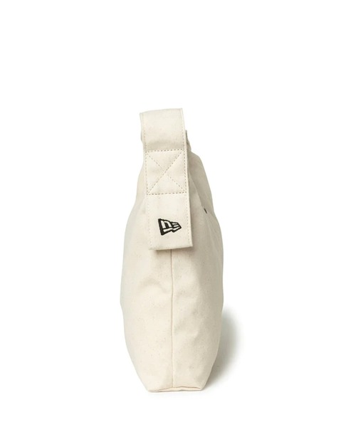 NEW ERA（ニューエラ）の「NEW ERA/ニューエラ ショルダーバック CANVAS SHOULDER BAG フラッグロゴ 8L 14108408（ショルダーバッグ・メンズ・アイボリー/ブラック・FREE）」の7枚目の写真
